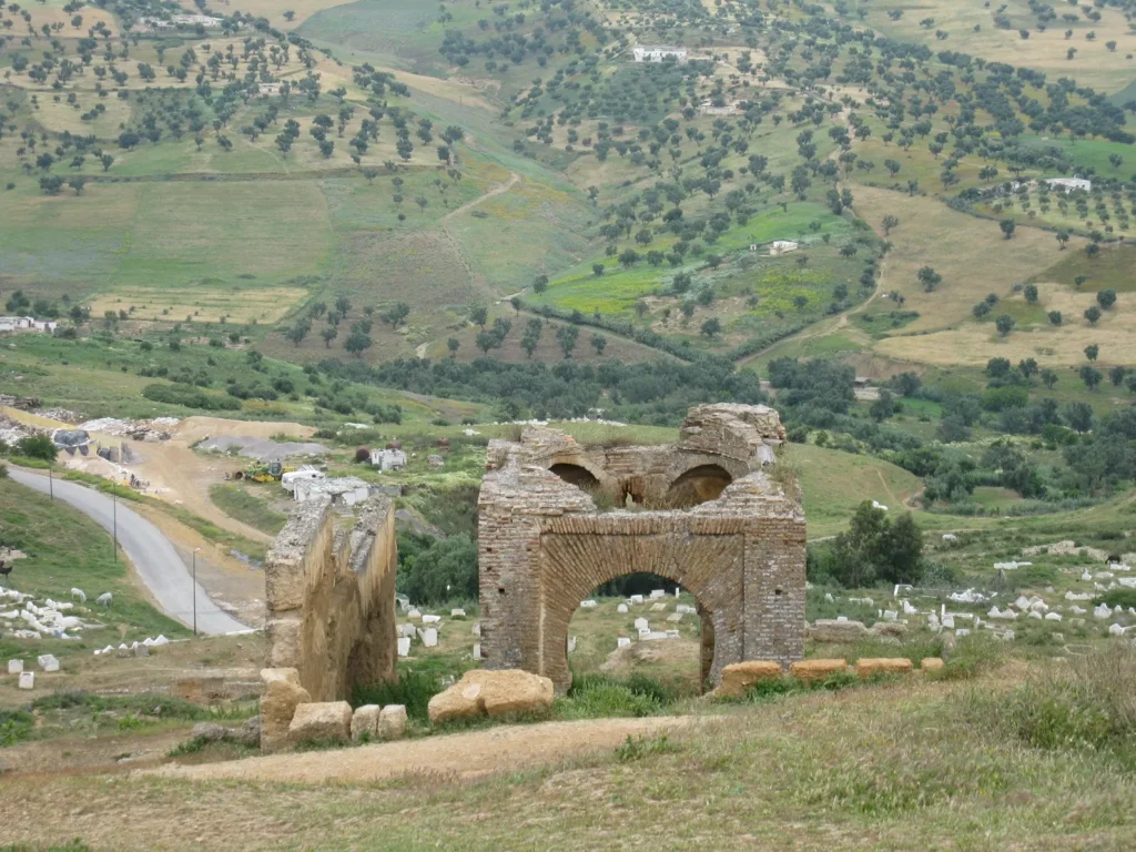 Tombe del cimitero di Bab Guissa e rovina di una qubba sulla collina delle tombe merinidi a Fes