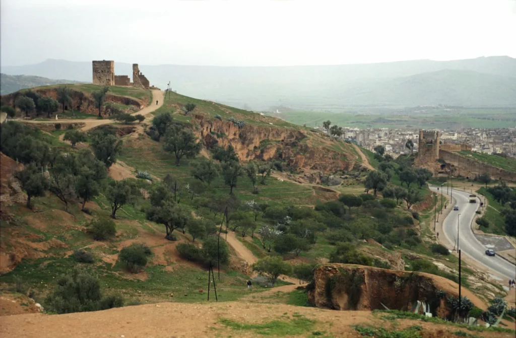 Rovine delle tombe merinidi sulla collina a nord di Fes, due mausolei in pise aperti da grandi archi oltrepassati