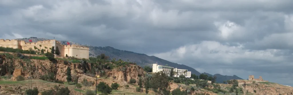 Veduta panoramica della collina nord di Fes con il Borj Nord e le tombe merinidi