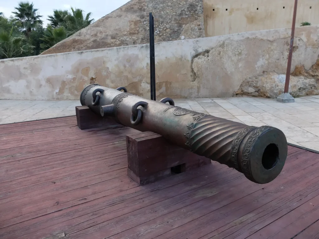 Grande cannone di bronzo saadiano esposto in una sala voltata del Museo delle Armi del Borj Nord a Fes