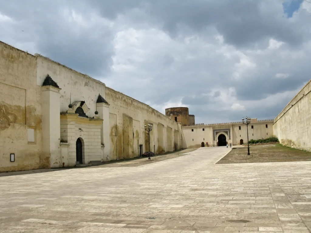 El Mechuar Nuevo de Fez el-Jdid rodeado de altos muros, con la puerta de Dar al-Makina