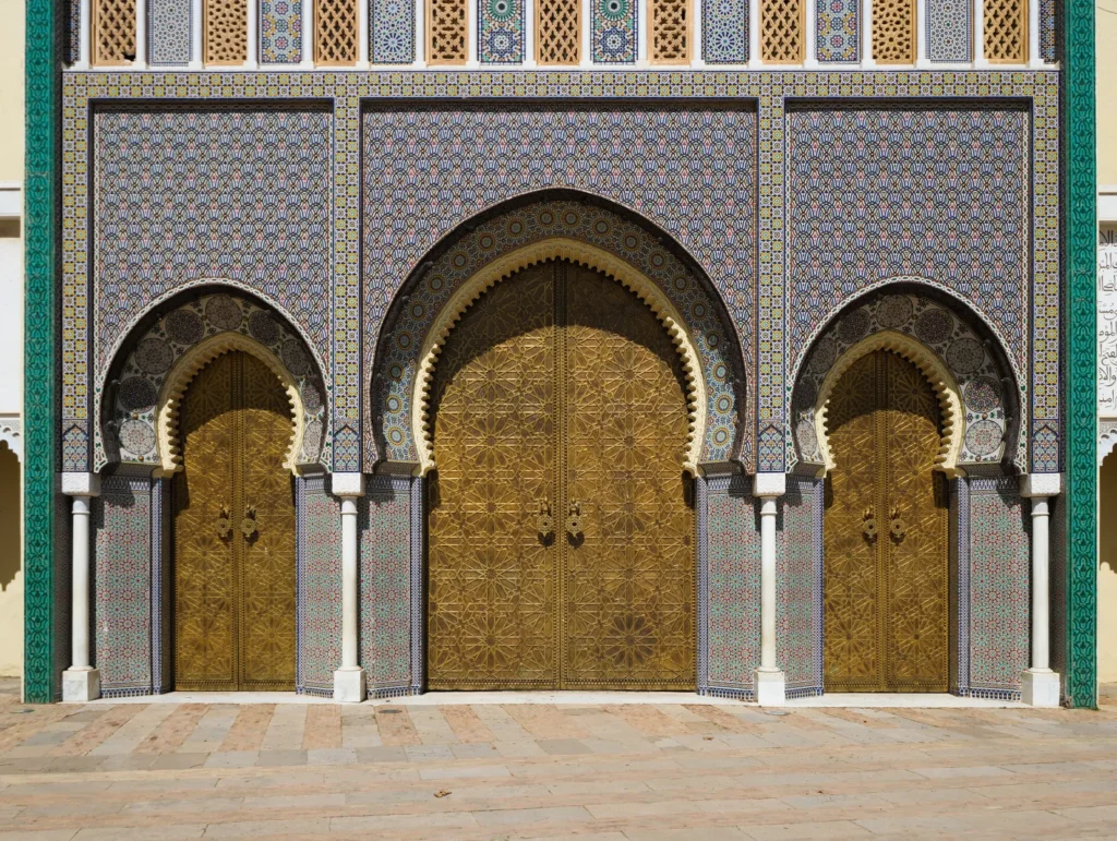 Puertas centrales de bronce dorado y zellige del palacio real de Fez, plaza de los Alauitas