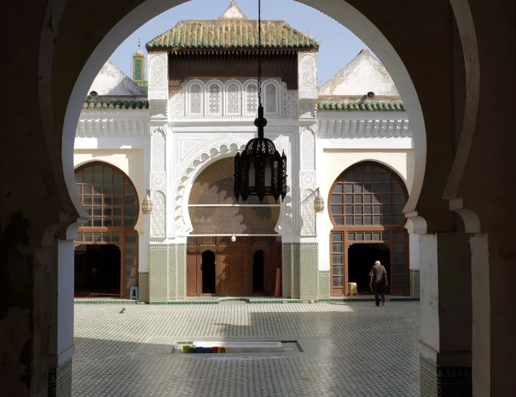 صحن المسجد الأعظم بفاس الجديد من خلال قوس حدوي