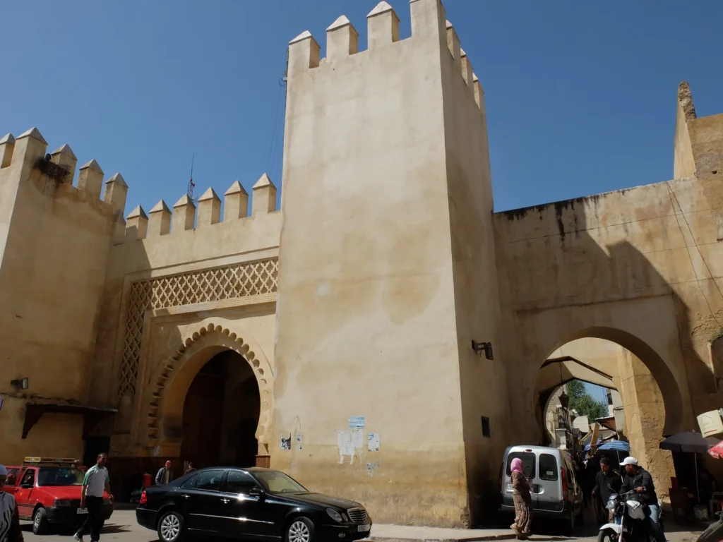 باب السمارين بفاس الجديد، باب مريني بقوسين مزخرف بأقواس متعددة الفصوص عند مدخل الشارع الكبير