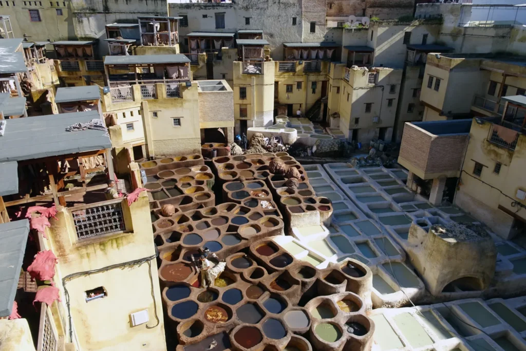Cuves de teinture colorées des tanneries Chouara à Fès vues d'une terrasse en surplomb