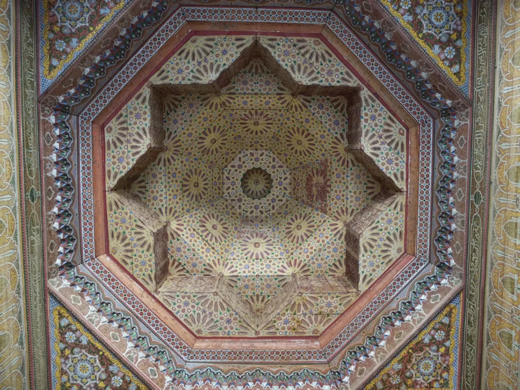 Plafond de bois peint en coupole octogonale à motifs étoilés à Dar El Bacha, Marrakech