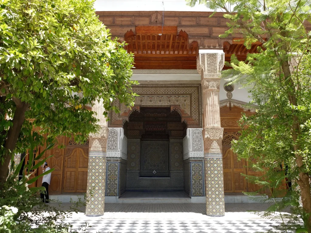 Cour de Dar El Bacha à Marrakech avec portique à colonnes de zellige et alcôve à fontaine