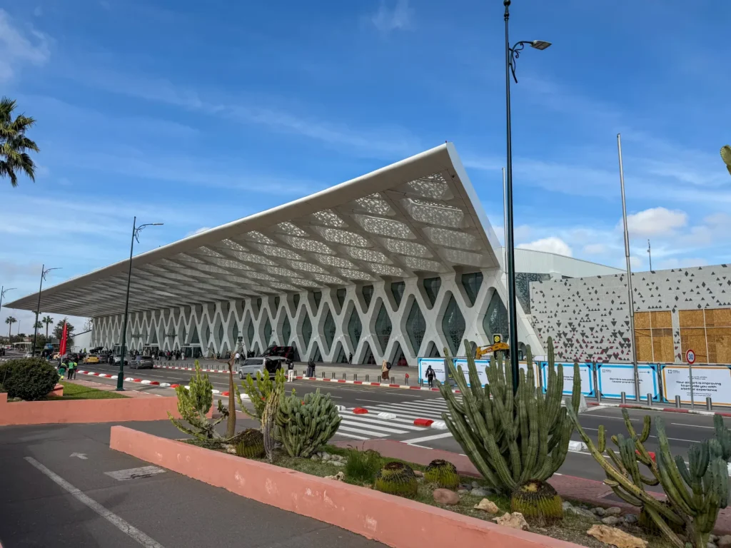Facciata del terminal 1 dell aeroporto Marrakech-Menara con pensilina bianca a motivi geometrici