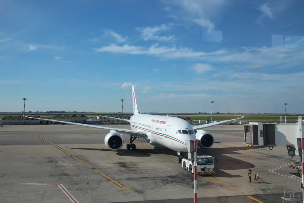 Boeing 787 de Royal Air Maroc stationné à une passerelle de l'aéroport Mohammed V