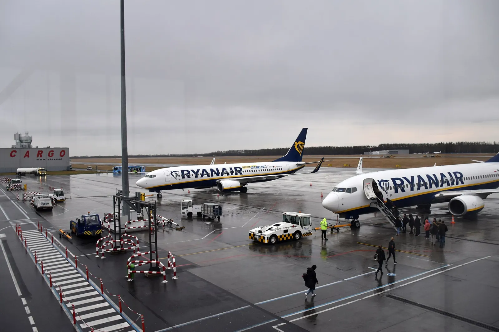طائرة بوينغ 737-800 لراين إير، شركة معنية مباشرة بإصلاح الأمتعة اليدوية