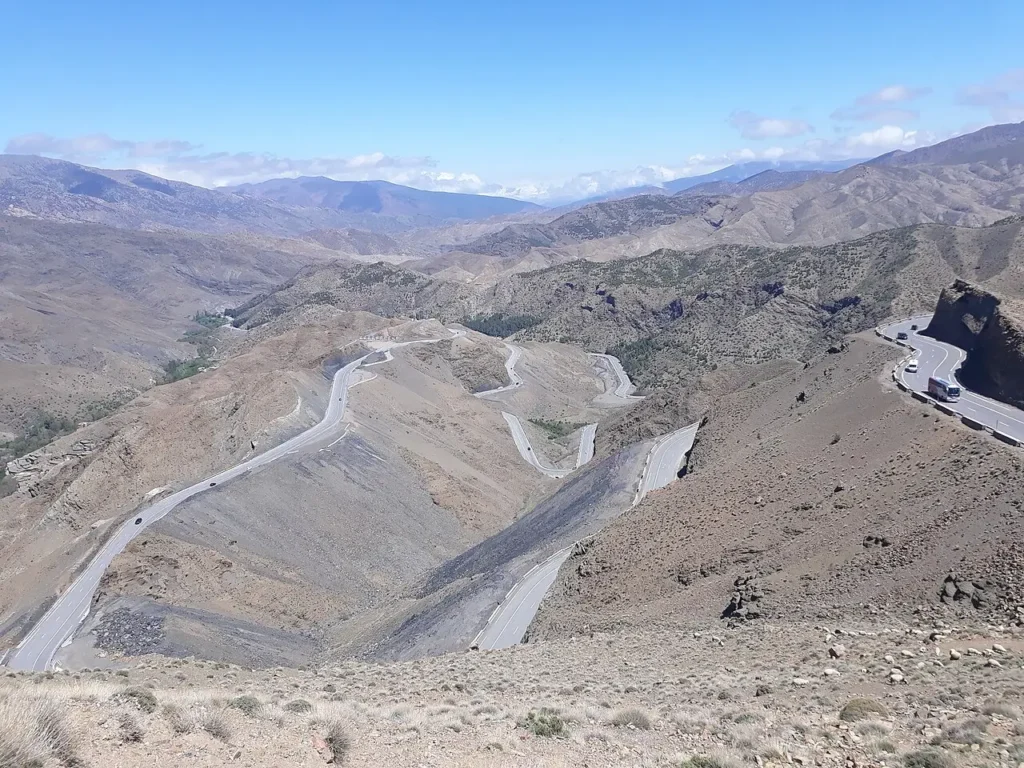Le col du Tizi n'Tichka dans le Haut Atlas, avec la route élargie à trois voies serpentant entre les versants arides