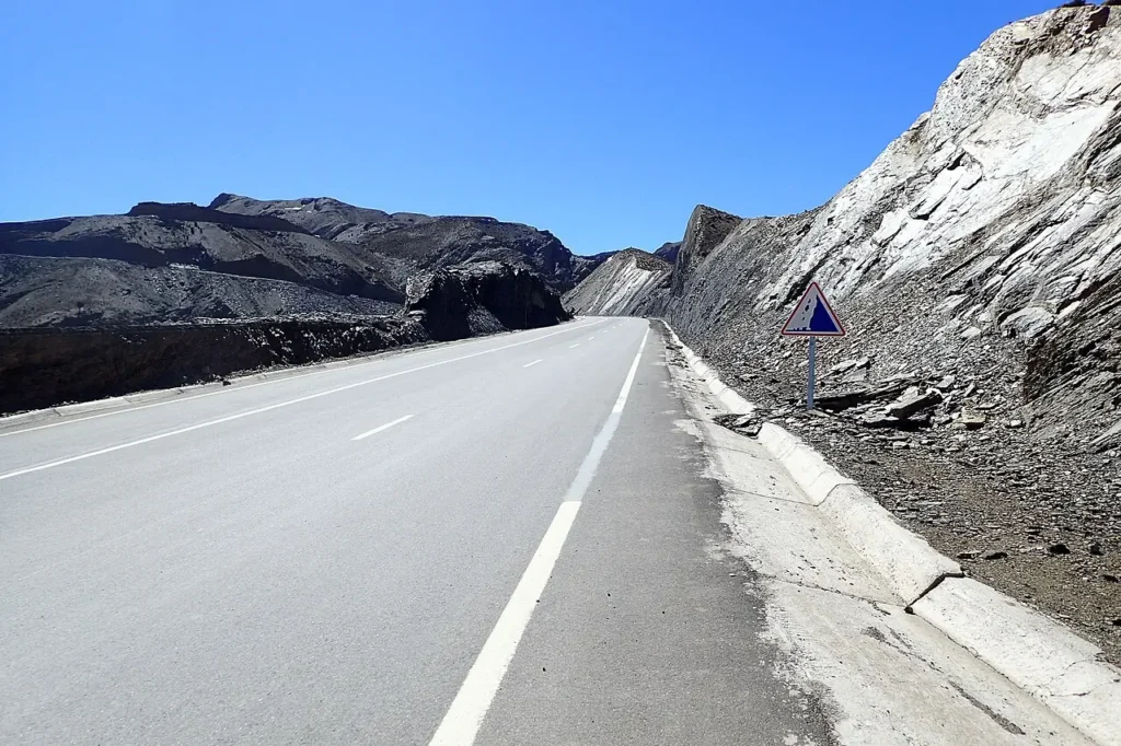 La strada nazionale 9 marocchina che si snoda a mezza costa vicino al Tizi n'Tichka, con le sue curve a gomito e i versanti nudi